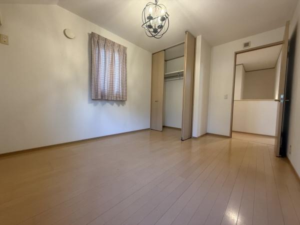 和泉市内田町4丁目　中古戸建 内観写真（リビング以外の居室）