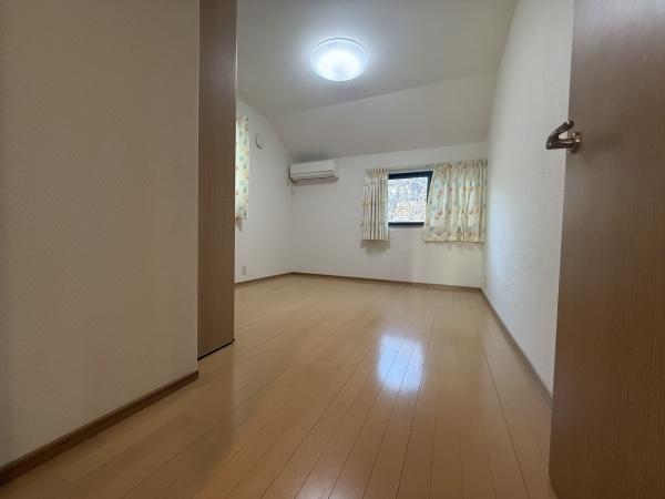 和泉市内田町4丁目　中古戸建 内観写真（リビング以外の居室）