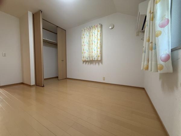 和泉市内田町4丁目　中古戸建 内観写真（リビング以外の居室）