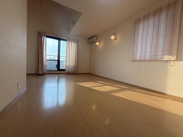 和泉市内田町4丁目　中古戸建 内観写真（リビング以外の居室）