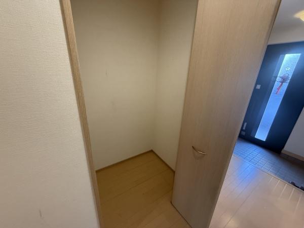 和泉市内田町4丁目　中古戸建 内観写真（収納）