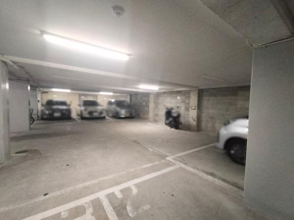 ヴィラ岡崎 共用部写真（駐車場）