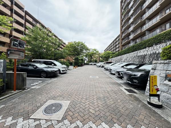 六甲グランドヒルズ壱号館西棟 共用部写真（駐車場）