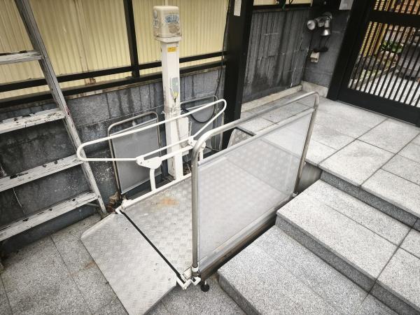 京都市右京区太秦三尾町　中古戸建 現地写真（玄関）