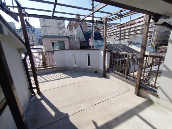 大阪市淀川区東三国2丁目　中古戸建 現地写真（バルコニー）