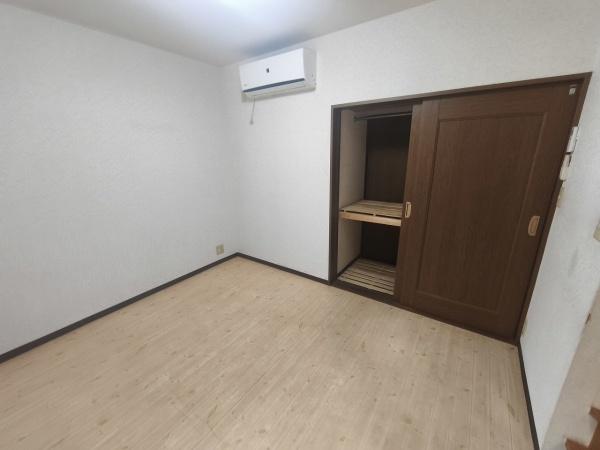 京都市右京区西京極東町　中古戸建 内観写真（リビング以外の居室）