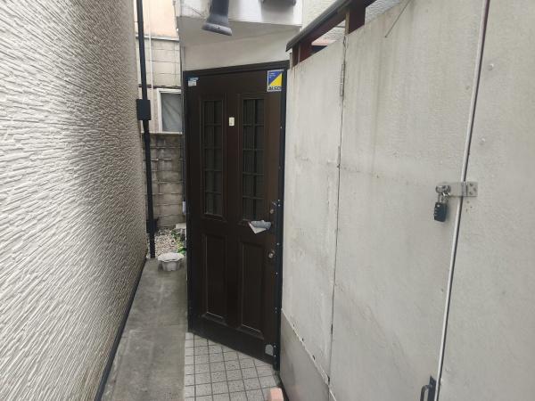 京都市右京区西京極東町　中古戸建 現地写真（玄関）