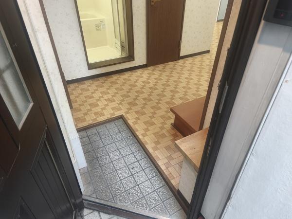 京都市右京区西京極東町　中古戸建 現地写真（玄関）