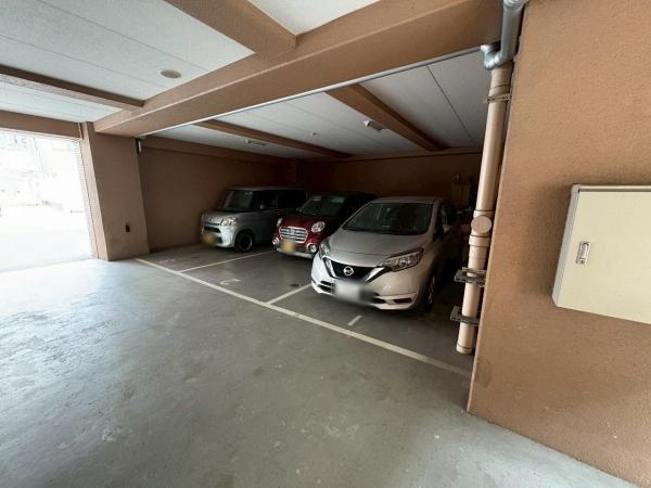 パインコート松屋町 共用部写真（駐車場）