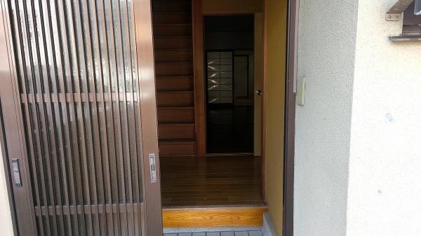京都市右京区太秦御領田町　中古戸建 現地写真（玄関）