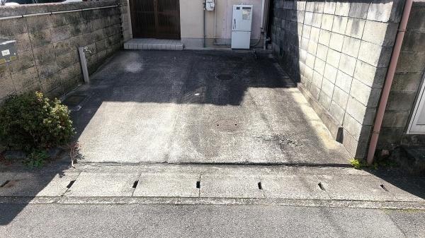 京都市右京区太秦御領田町　中古戸建 現地写真（駐車場）