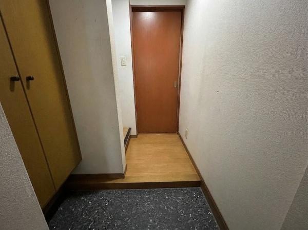 東大阪市岸田堂南町　中古戸建 現地写真（玄関）