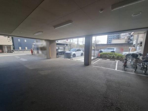 大拓メゾン弁天町磯路公園 共用部写真（駐車場）