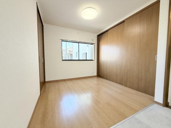 大阪市平野区加美鞍作2丁目　中古戸建 内観写真（リビング以外の居室）