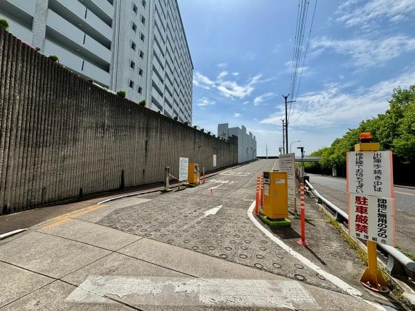 泉北若松台AB住宅1号棟 共用部写真（駐車場）