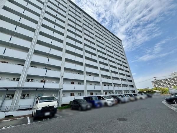 泉北若松台AB住宅1号棟 共用部写真（駐車場）