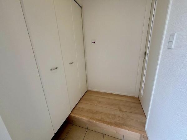 松原市上田8丁目3号棟　新築戸建 現地写真（玄関）