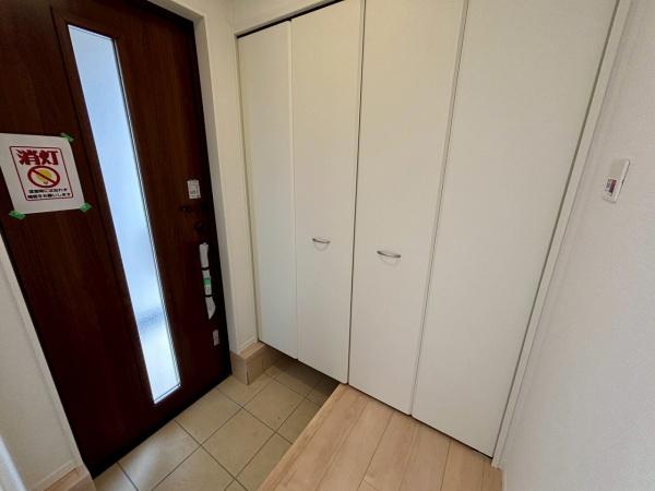 松原市上田8丁目3号棟　新築戸建 現地写真（玄関）