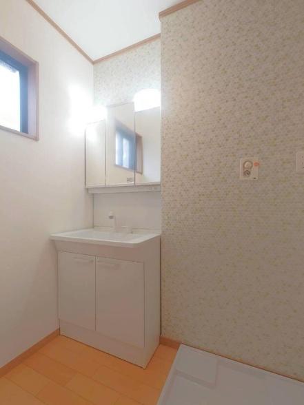 京都市南区上鳥羽西浦町　中古戸建 内観写真（洗面台・洗面所）