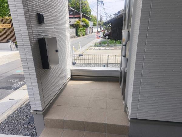 京都市右京区嵯峨伊勢ノ上町　新築戸建 現地写真（玄関）