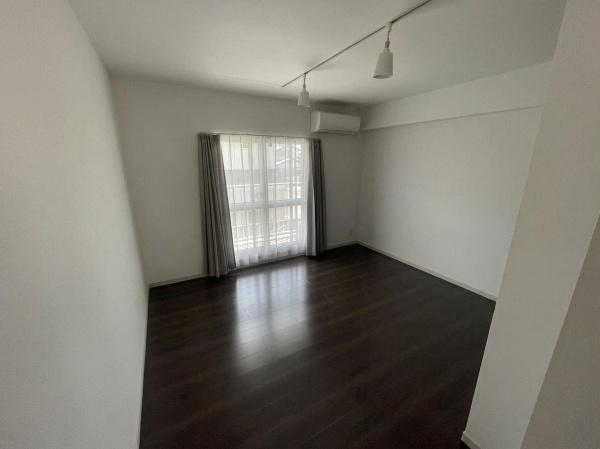 伊丹市緑ヶ丘5丁目　中古戸建 内観写真（リビング以外の居室）