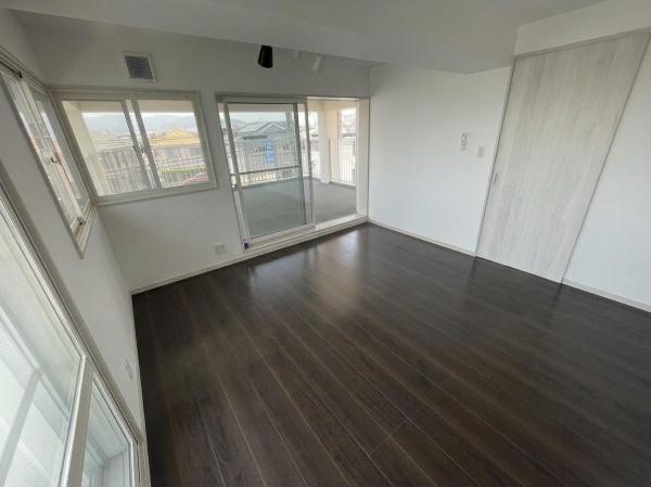 伊丹市緑ヶ丘5丁目　中古戸建 内観写真（リビング以外の居室）