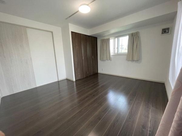 伊丹市緑ヶ丘5丁目　中古戸建 内観写真（リビング以外の居室）