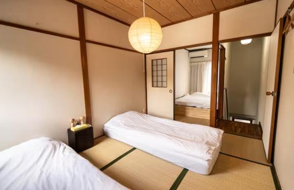 京都市東山区本瓦町　中古戸建 内観写真（リビング以外の居室）