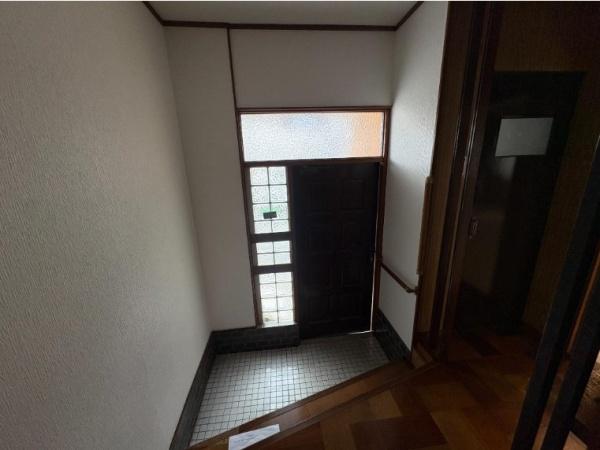 富田林市富美ヶ丘町　中古戸建 現地写真（玄関）