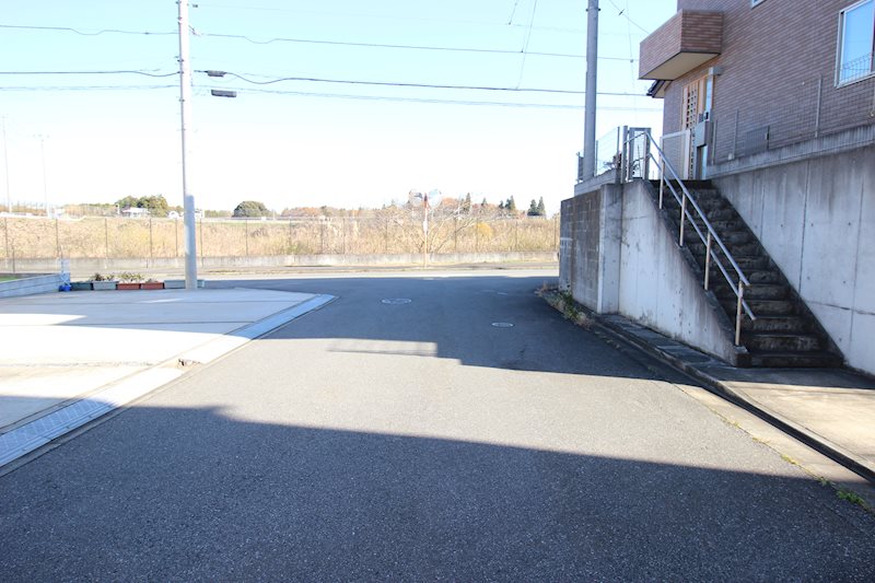 牛久市ひたち野東３丁目　中古戸建 現地写真（前面道路含む現地写真）
