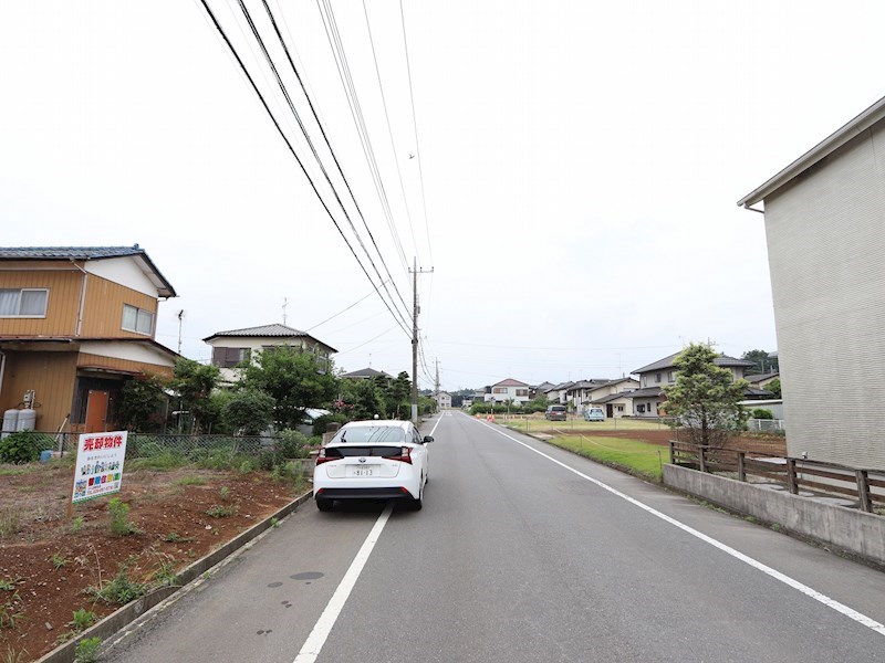 牛久市小坂町　土地 現地写真（前面道路含む現地写真）