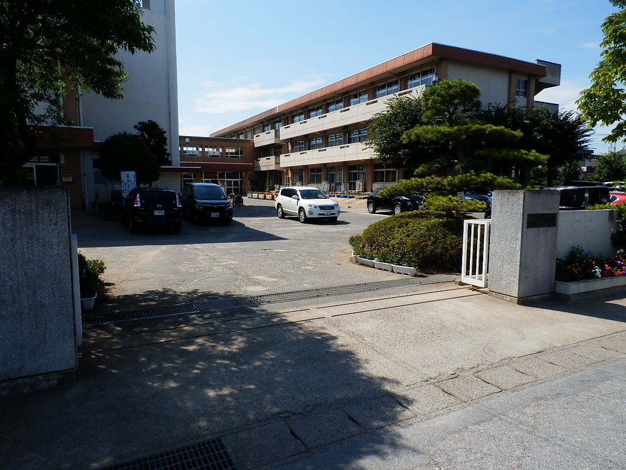 古河市三和　中古戸建 小学校