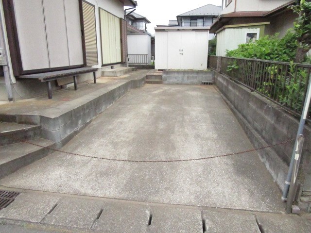 土浦市右籾　中古戸建 現地写真（駐車場）