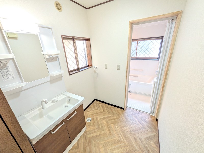 牛久市岡見町　中古戸建 内観写真（洗面台・洗面所）