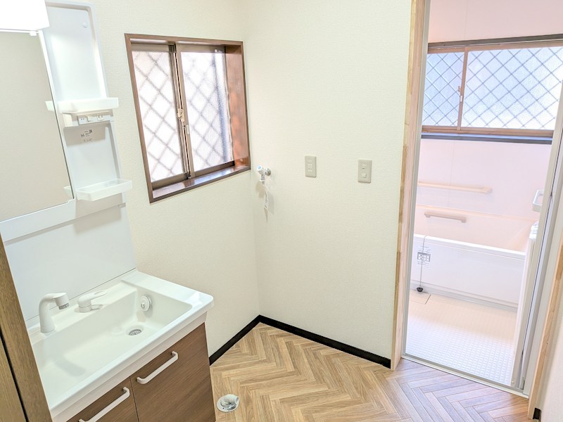 牛久市岡見町　中古戸建 内観写真（洗面台・洗面所）
