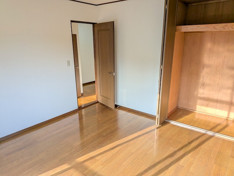 牛久市岡見町　中古戸建 内観写真（リビング以外の居室）