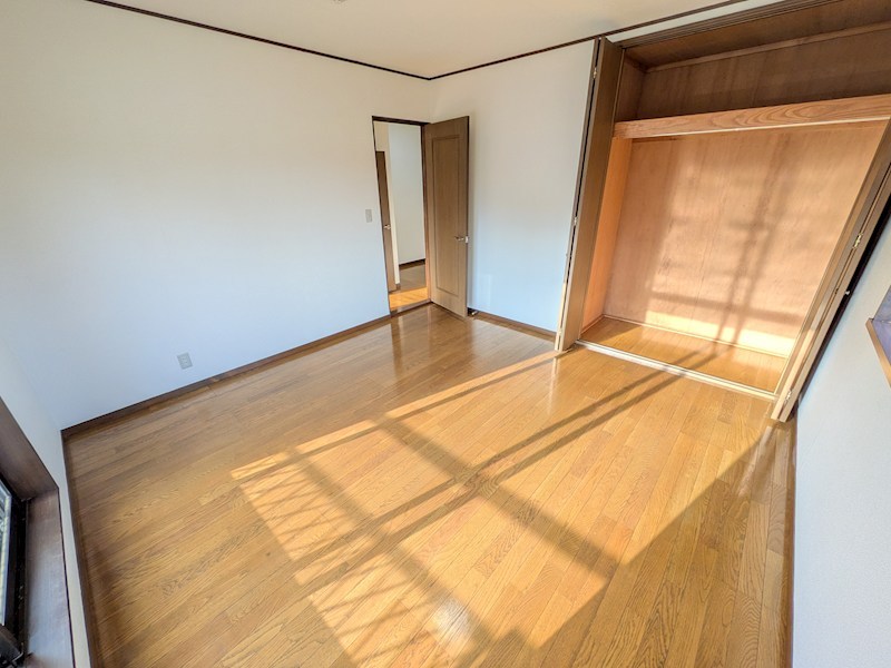 牛久市岡見町　中古戸建 内観写真（リビング以外の居室）