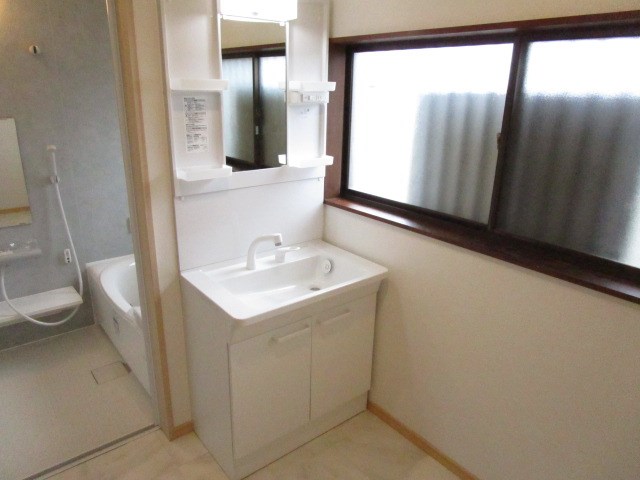 石岡市若松３丁目　中古戸建 内観写真（洗面台・洗面所）