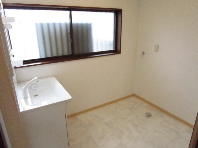 石岡市若松３丁目　中古戸建 内観写真（洗面台・洗面所）