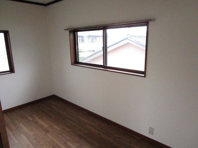 石岡市若松３丁目　中古戸建 内観写真（リビング以外の居室）