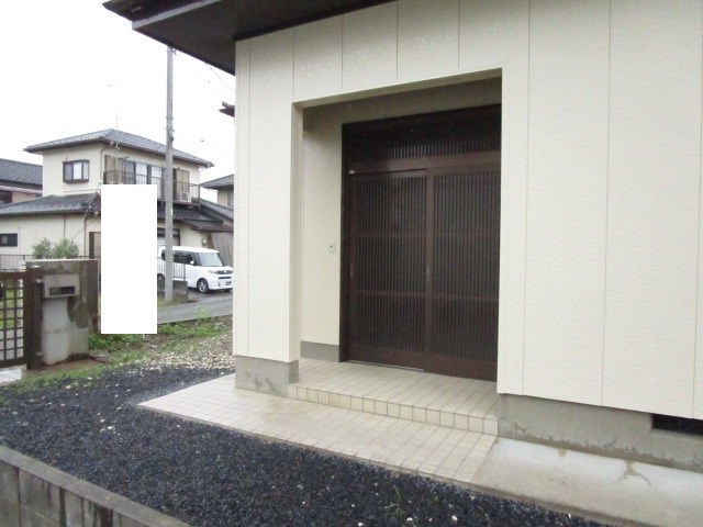 石岡市若松３丁目　中古戸建 現地写真（玄関）