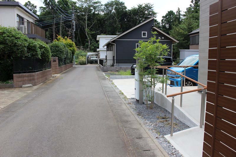 牛久市神谷1丁目　中古戸建 現地写真（前面道路含む現地写真）