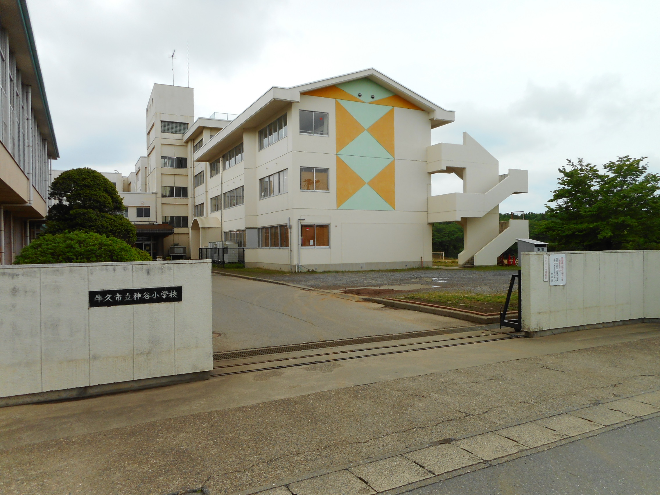 牛久市神谷1丁目　中古戸建 小学校