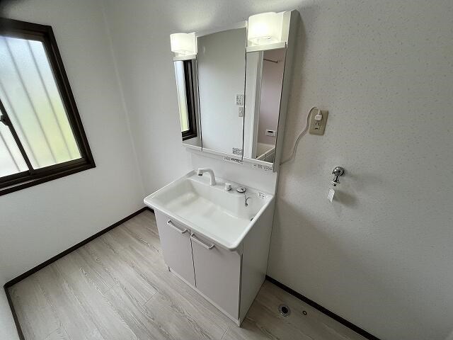 石岡市南台１丁目　中古戸建 内観写真（洗面台・洗面所）