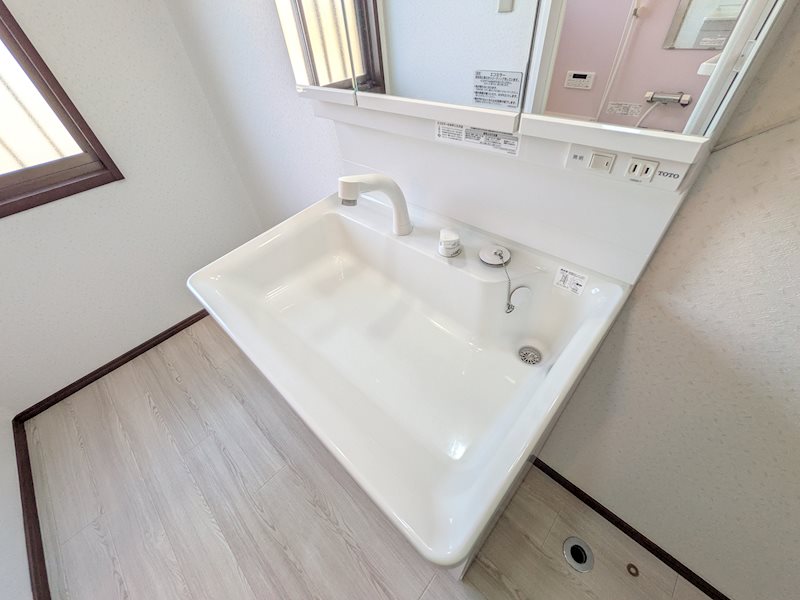 石岡市南台１丁目　中古戸建 内観写真（洗面台・洗面所）