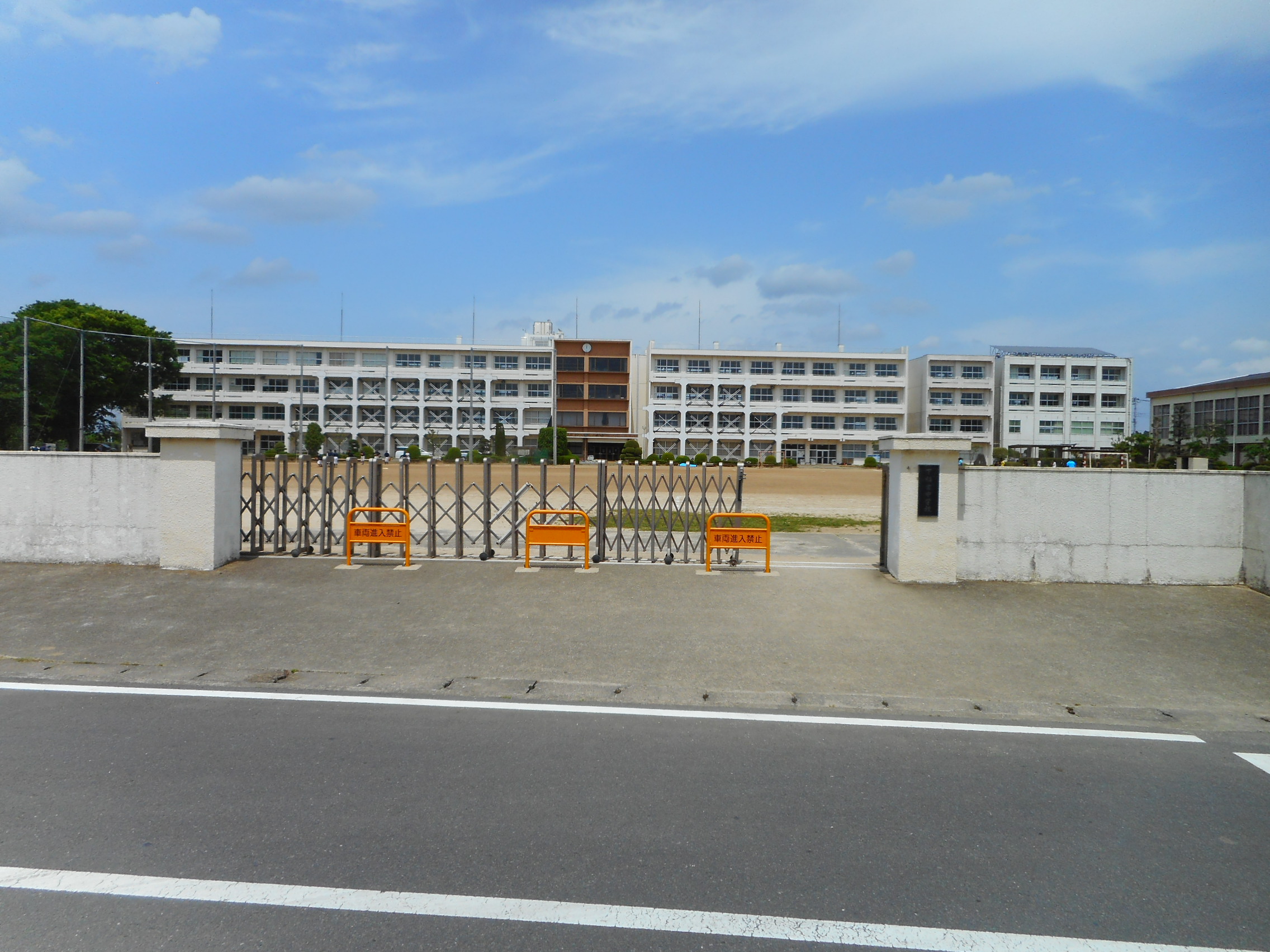 かすみがうら市下稲吉　住宅付工場 中学校