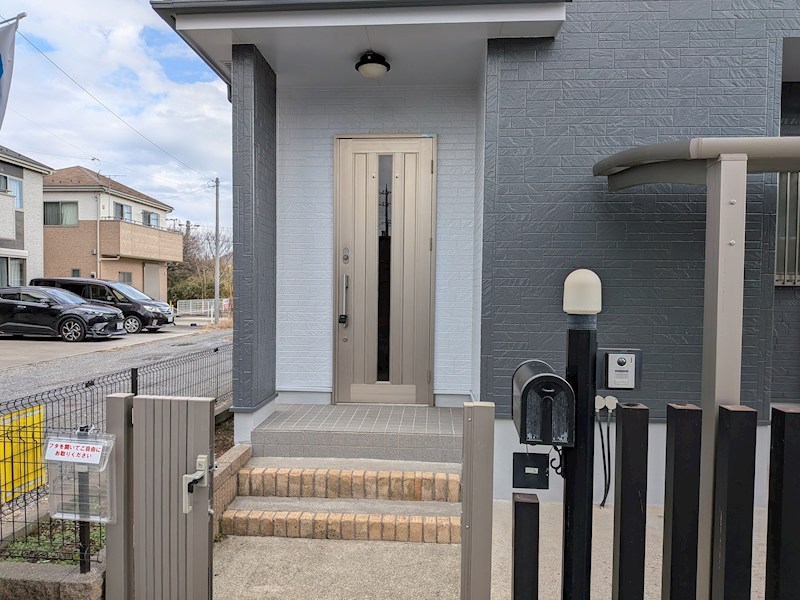 牛久市牛久町　中古戸建 現地写真（玄関）