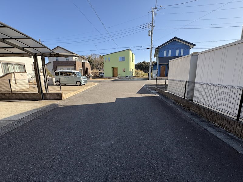 阿見町南平台２丁目　中古戸建 現地写真（前面道路含む現地写真）