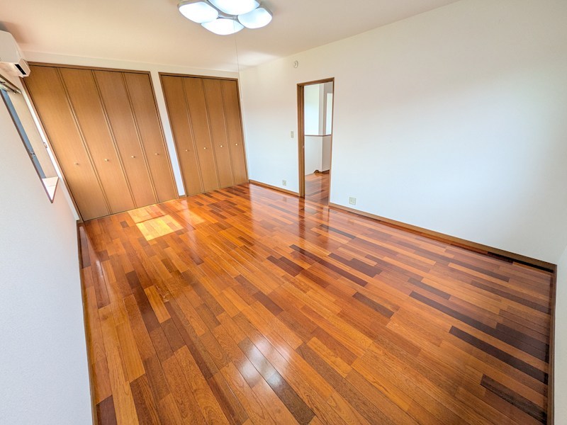 筑西市みどり町１丁目　中古戸建 内観写真（リビング以外の居室）