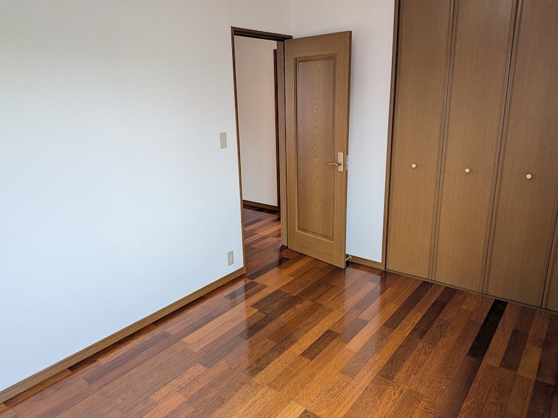 筑西市みどり町１丁目　中古戸建 内観写真（リビング以外の居室）